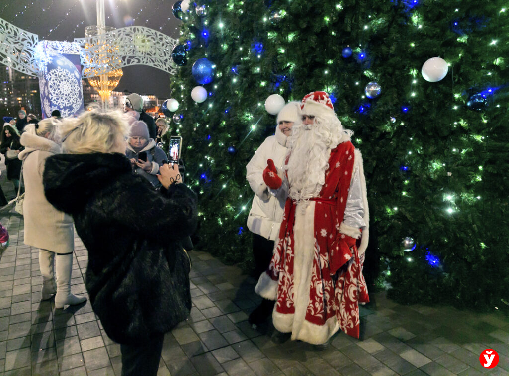 Фоторепортаж: минчане продолжают праздновать Новый год