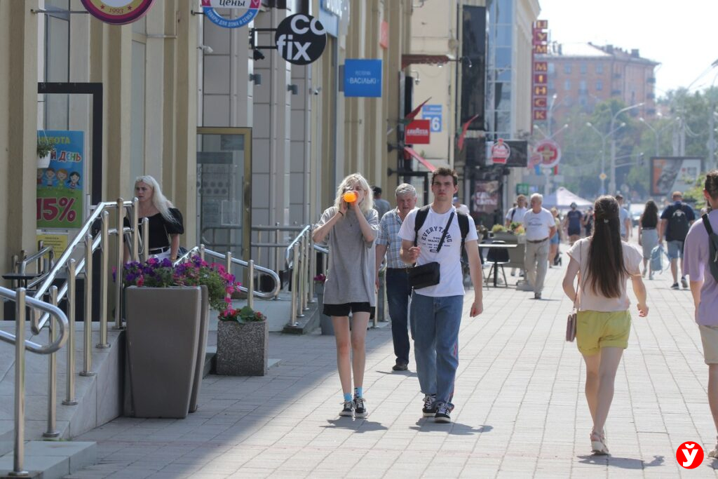 люди в городе