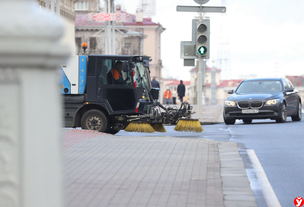 ЖКХ: улицы Минской области обрабатываются средствами против гололеда