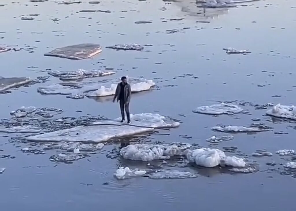 Видео МЧС с «мамонтенком» на льду заставило понервничать белорусов