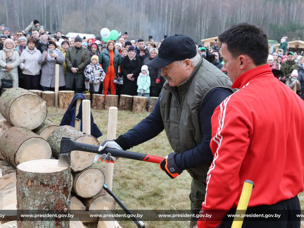 Лукашенко получил неожиданный подарок — топор-колун от студентов автомеханического колледжа