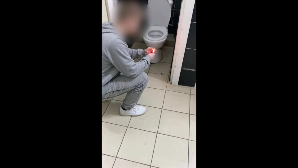 В Борисове подросток повредил унитаз колледжа петардой