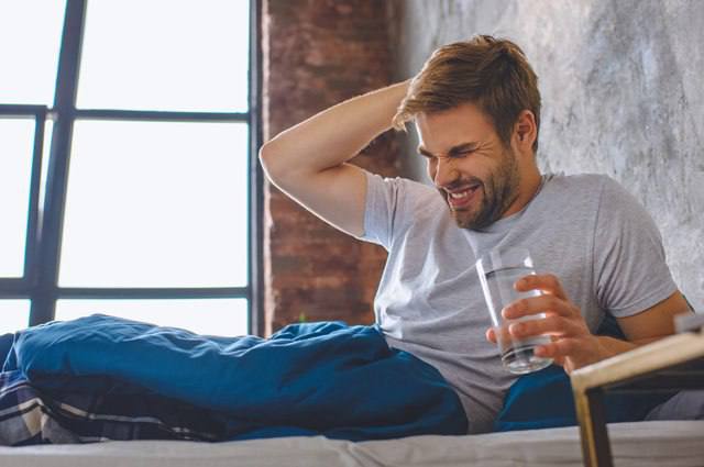 Нарколог развеял один из популярных мифов о борьбе с похмельем