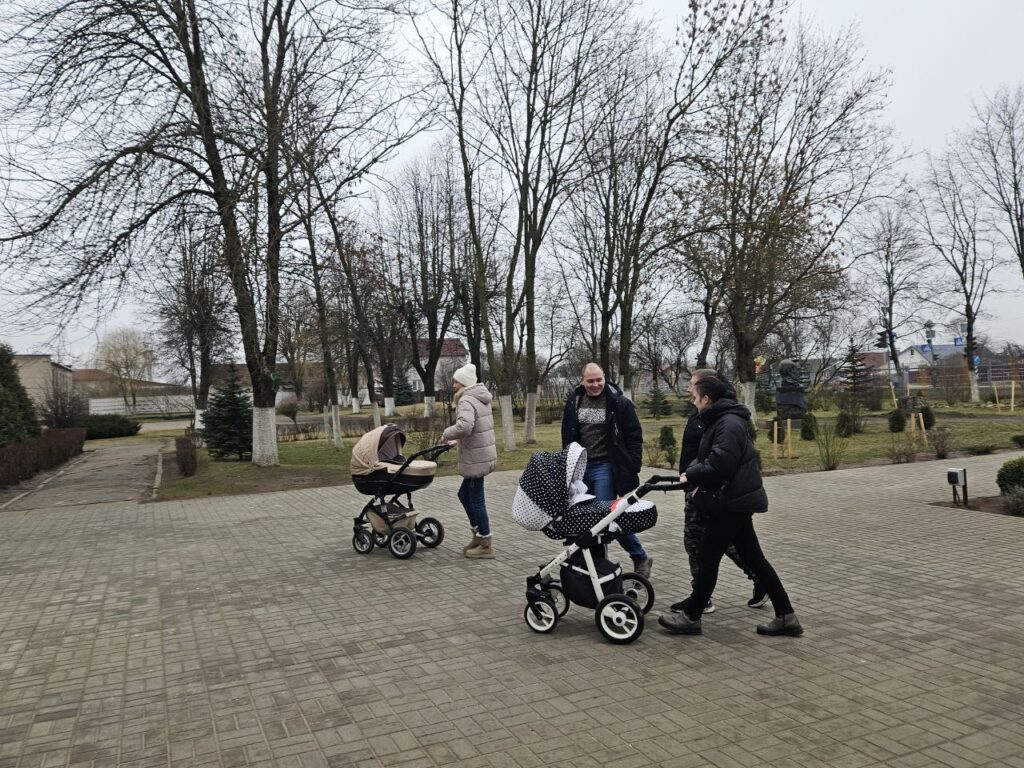 Одна семья голосует, а вторая смотрит за детьми — новоселы из Молодечно о выборах на новом месте