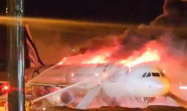 В Корее самолет Airbus загорелся перед взлетом. Пассажиров эвакуировали