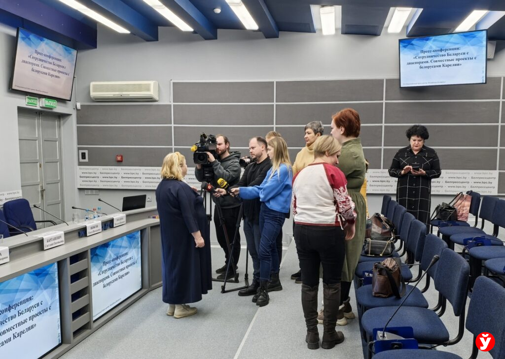 Сегодня в Национальном пресс-центре Беларуси прошла встреча региональной общественной организации «Национально-культурная автономия белорусов Карелии (РООНКА)» с журналистами. Мероприятие было организовано совместно с Республиканским центром национальных культур под руководством его директора – Якобсон Ольги Витальевны. Представители РООНКА – председатель данной организации Барташевич Светлана Евгеньевна, заместитель председателя Перхина Александра Александровна, руководитель проекта «Память на все времена» и специалист по работе с архивами Ливашова Наталья Ивановна, а также общественный деятель и член поискового отряда Олонецкой оперативной группы Филина Ирина Александровна – специально приехали в Беларусь, чтобы в преддверии 80-летия Победы советского народа в ВОВ рассказать о том, как важно чтить и прославлять подвиги белорусов, участвовавших в той страшной войне и помнить наших замученных в ужасных финских концлагерях соотечественников. Ведь без уважения к прошлому у народов РБ и РФ нет будущего. Члены РООНКА поведали собравшимся о том, что в Карелии (которая, напомним, граничит с Финляндией) погибло большое количество выходцев из Беларуси и других Республик СССР, среди которых – сотни детей: финны, ненавидящие славян и поддерживающие идеи Третьего рейха, в годы ВОВ устраивали их геноцид – до смерти эксплуатировали на работах в лесах и сжигали на кострах. Сегодня силами белорусов, проживающих в Карелии, ведется картотека всех жертв финской 3-летней оккупации: поисковые отряды продолжают находить все новые и новые следы чудовищных изуверств, а историки и писатели фиксируют в своих работах страшные факты прошлого. В ходе пресс-конференции гости из Карелии особо подчеркнули огромную заинтересованность Беларуси в сотрудничестве с диаспорами из различных регионов РФ, а также усилия, которые прилагает Синеокая для решения любых вопросов, связанных с увековечиванием памяти героев и жертв Великой Отечественной войны. Прошедшая встреча с прессой – очень важное мероприятие, которое лишний раз показало, как единство добрых и созидательных белорусов, независимо от места их проживания, позволяет сквозь годы пронести память о страшной войне и ее жертвах, являющихся для всех нас примером того, какой ценой может достигаться мир...