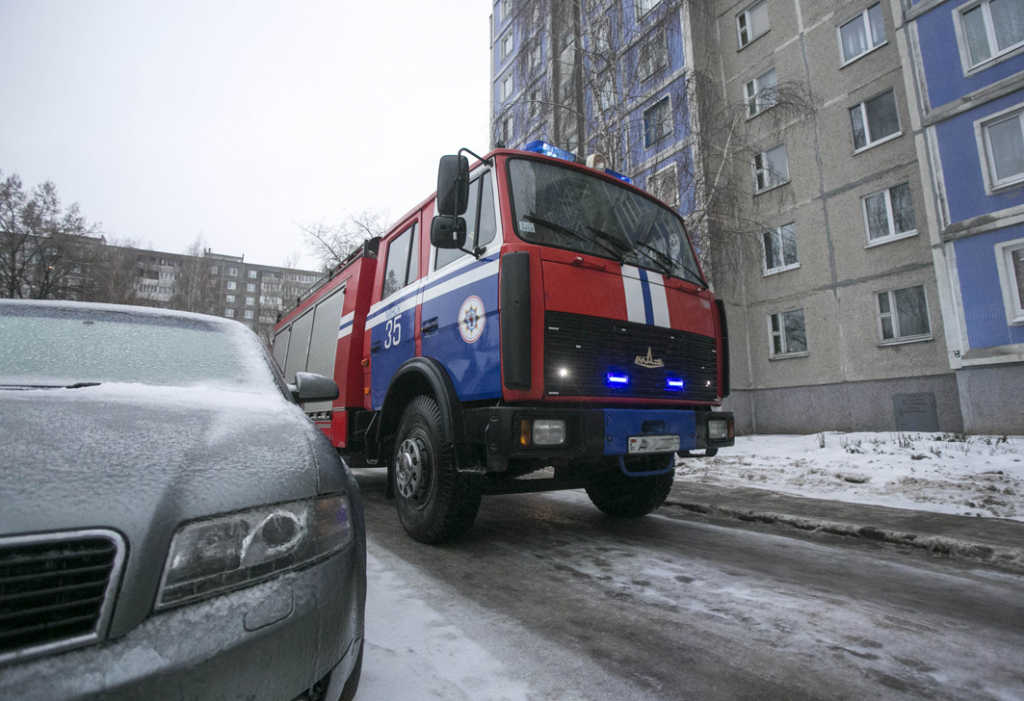 Имеют ли право спасатели повредить припаркованные в тесных дворах авто? Ответили в МЧС