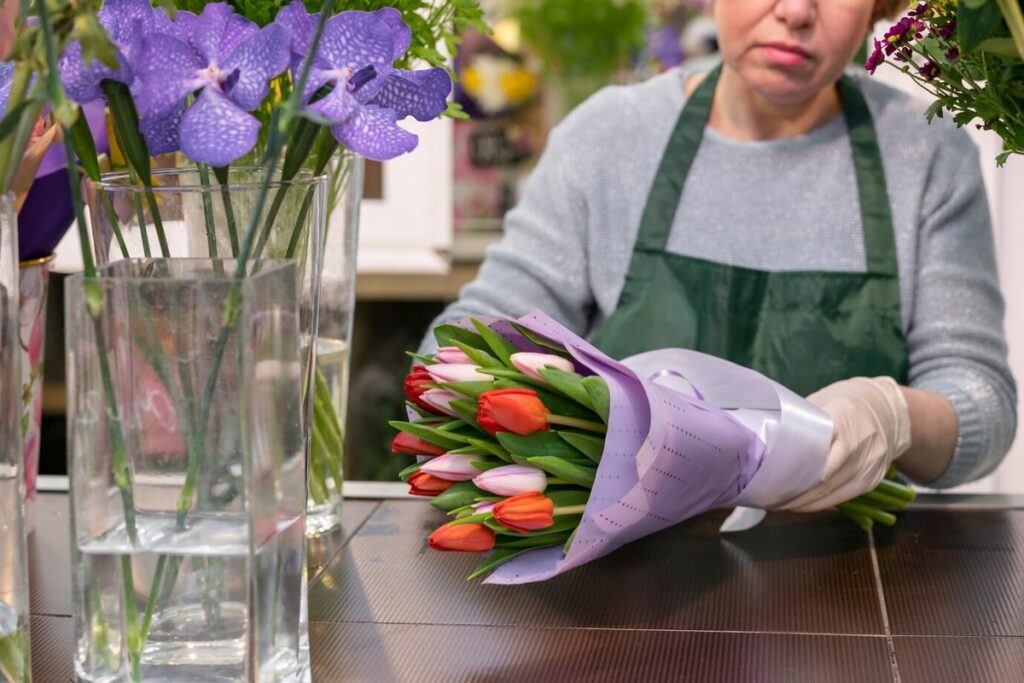 Как без штрафа и конфискации продать цветы к 8 Марта, рассказали в налоговой