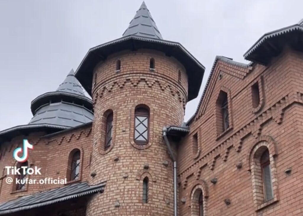 Сколько стоит снять замок на сутки? Про уникальное предложение рассказали в TikTok
