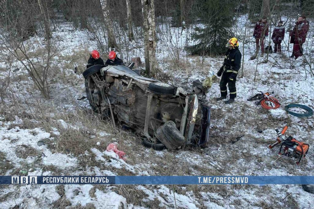 Три человека погибли в Смолевичском районе: машина в кювете наехала на дерево