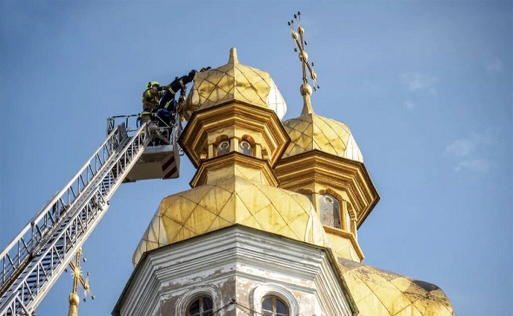 В Киево-Печерской лавре завалился золотой крест