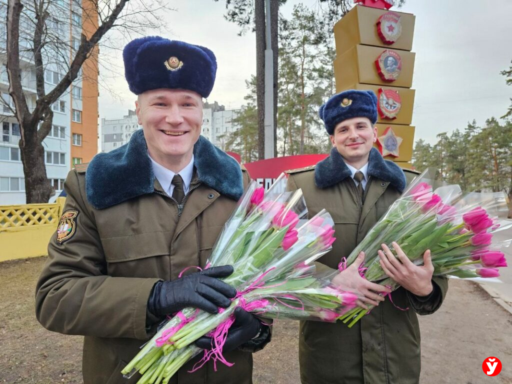 «Так неожиданно! Это первый букет к празднику!» Как военные в Борисове удивляли женщин на улице