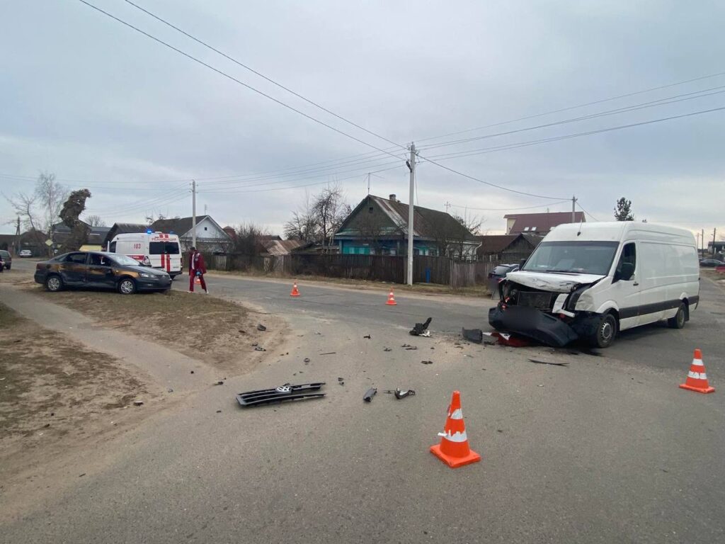 В Борисове произошло ДТП: пассажир одного из автомобилей получил телесные повреждения