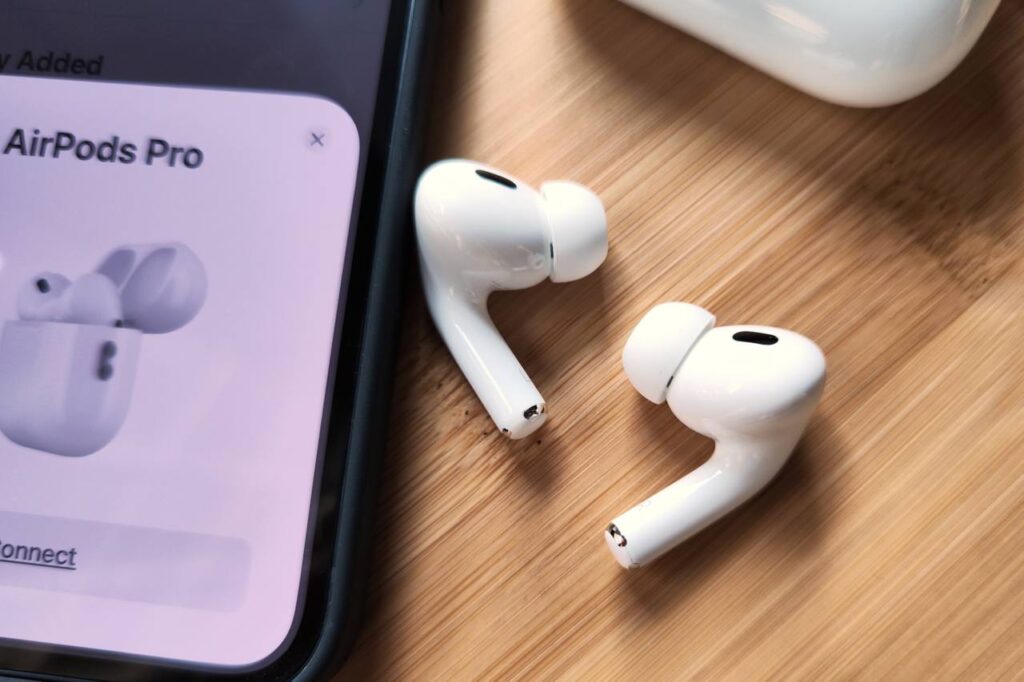 Bloomberg: Наушники Apple AirPods получат функцию перевода в режиме реального времени