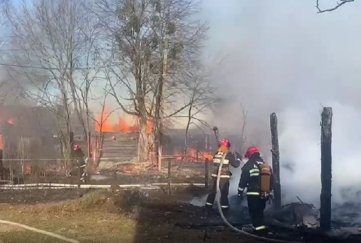 В Стародорожского районе пожар уничтожил два жилых дома и пять хозпостроек