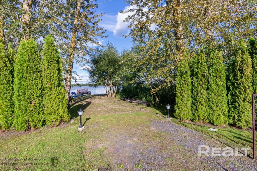 Дом у озера в лесной глуши продается в Минской области. Сколько за него хотят?
