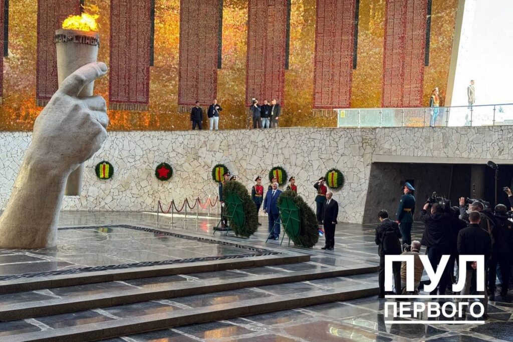 Лукашенко и Путин возложили венки к Вечному огню на Мамаевом Кургане в Волгограде