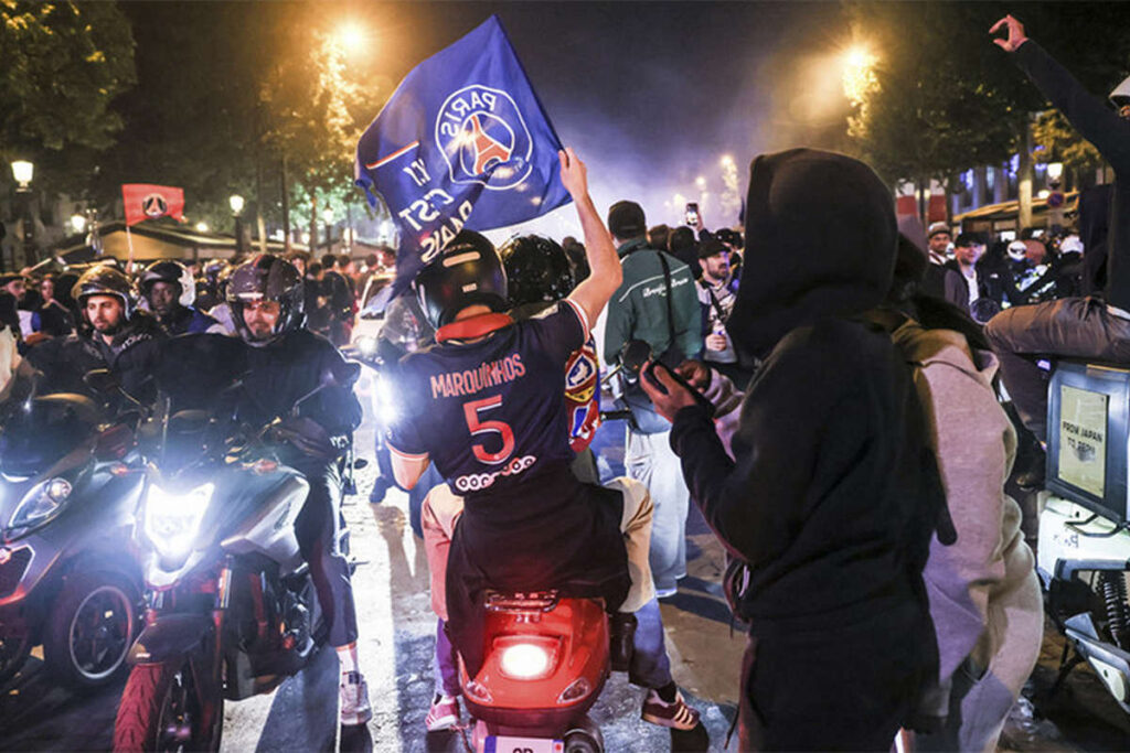 Автомобиль в Париже протаранил толпу фанатов ПСЖ — есть пострадавшие