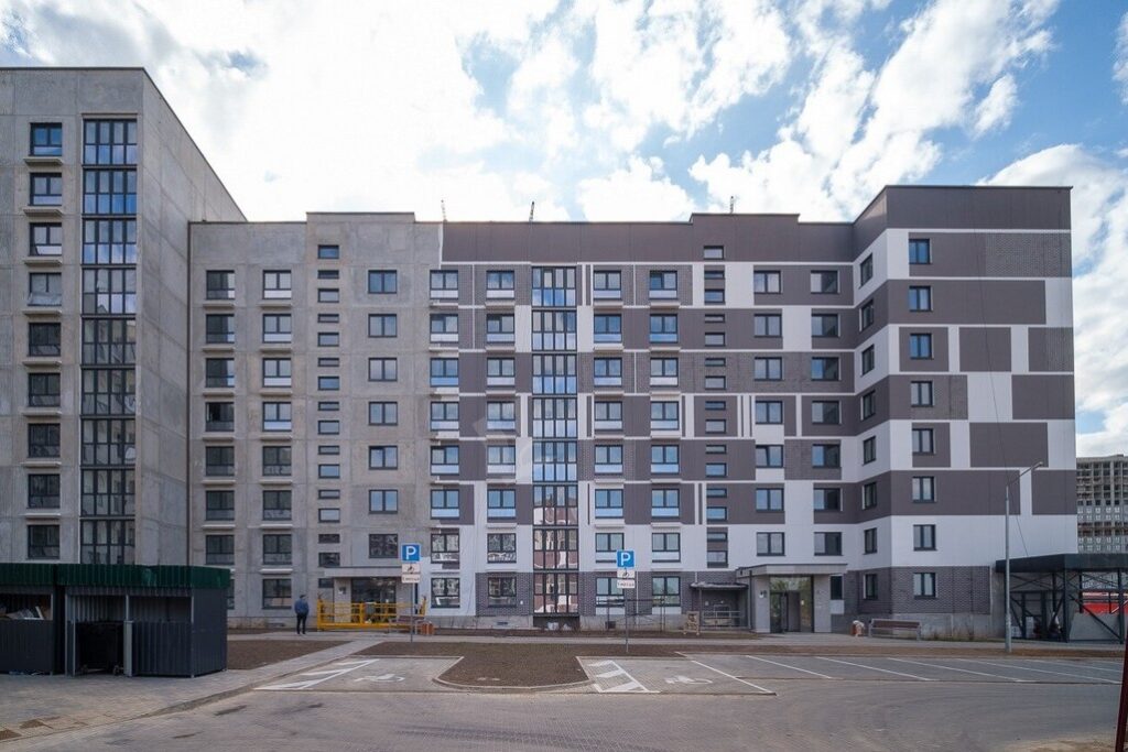 В только что сданном доме продают квартиру с соцотделкой. Сколько стоит такой вариант