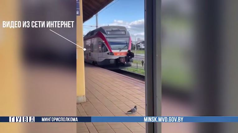 Опасная забава: подросток проехал снаружи поезда и получил штраф