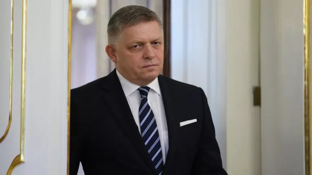 Премьер Словакии поддержит референдум об отмене санкций против России, если его объявят