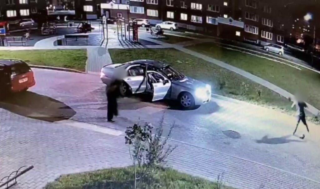 В Солигорске студенты забрали мяч, оставленный ребенком во дворе. Что им грозит?