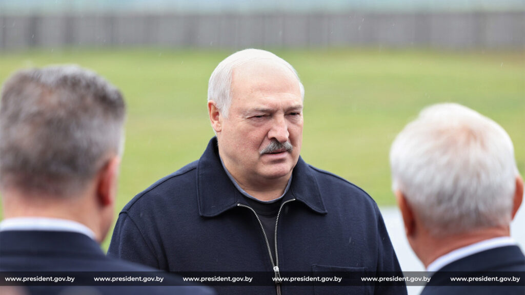 «Людей надо привлекать — но с контролем и условиями». Лукашенко о работе иностранцев в Беларуси