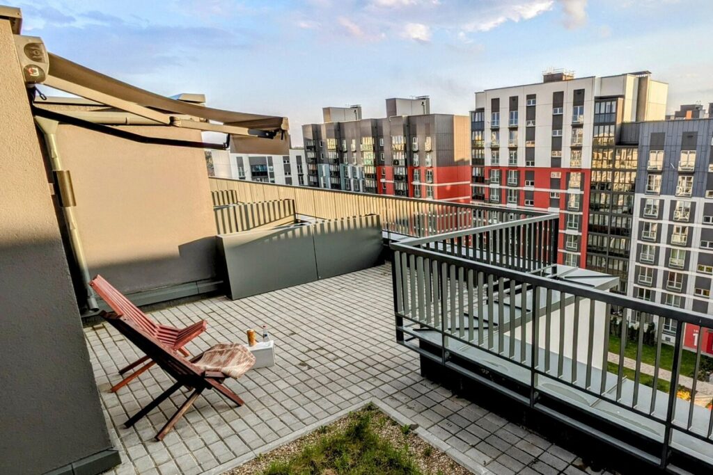 Квартира с выходом на крышу: в Минске продают студию с террасой