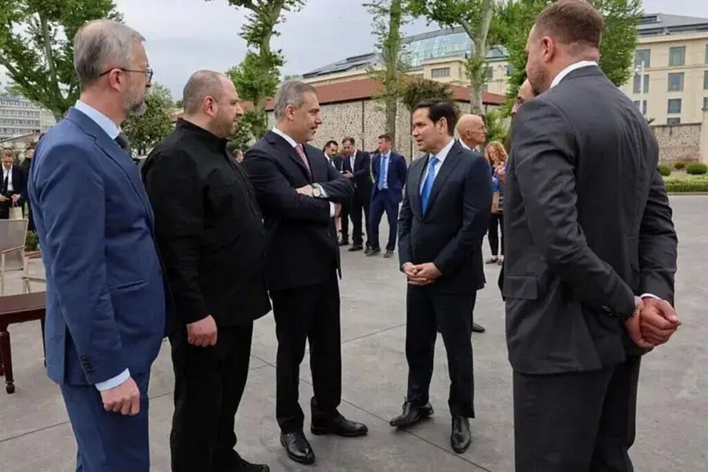 Зачем Запад постоянно смещает фокус внимания в украинском вопросе?
