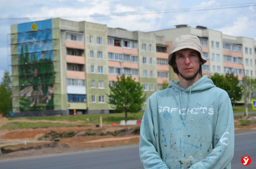 Сколько литров краски надо на картину высотой в пять этажей, рассказал автор мурала в Крупках