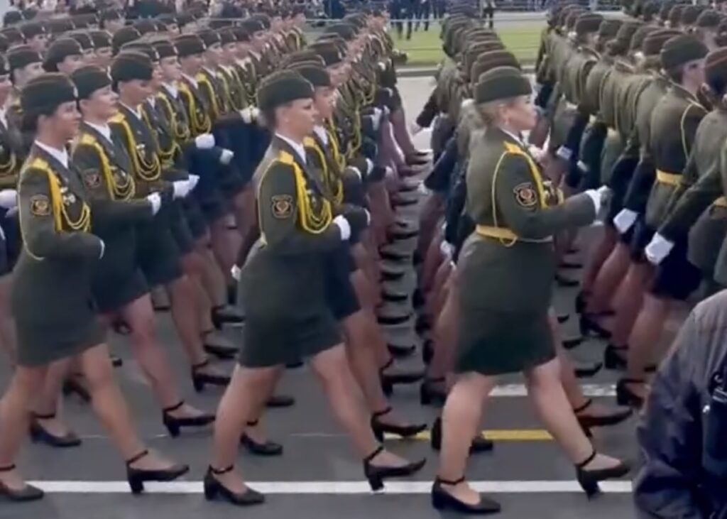 «Монтаж или нейронка!» Синхронность женской коробки на репетиции парада взорвала сеть