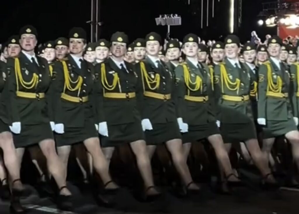 Девушки-военнослужащие показали закулисье парадной красоты