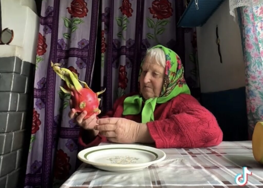 «Смачна ці не?» — бабушка белоруса тестирует экзотические фрукты