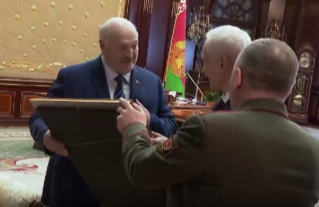 Лукашенко пошутил, что он 17-й кавалер ордена «Победы»