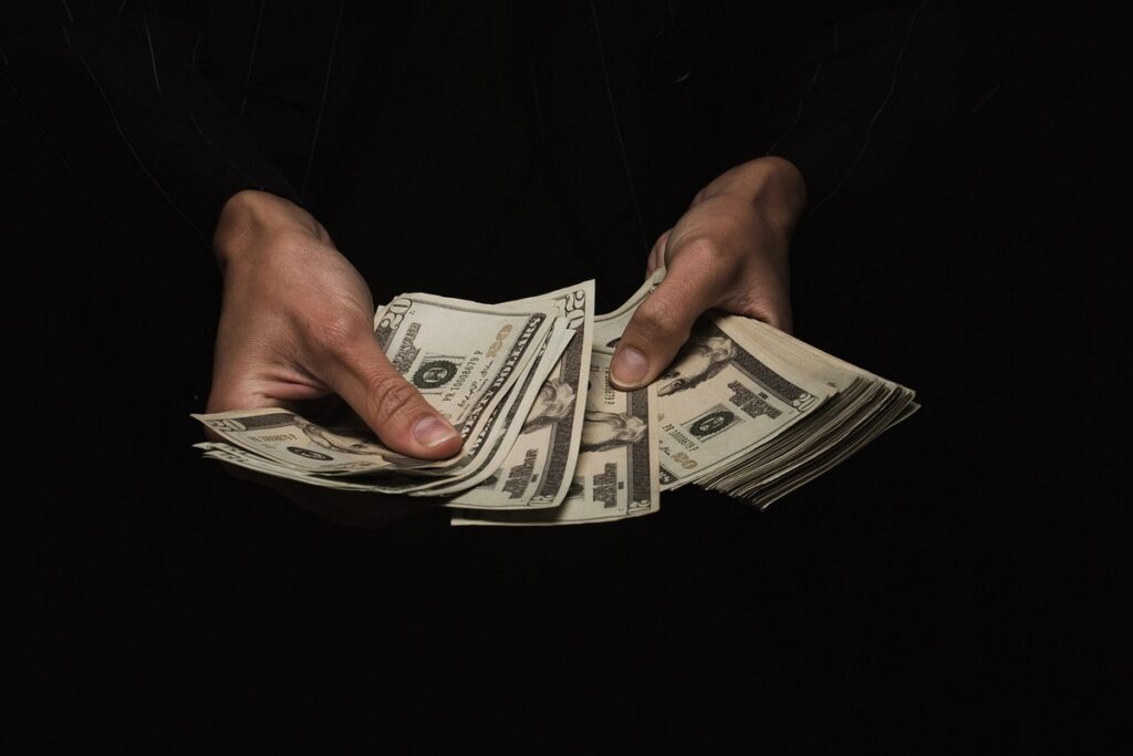 Пенсионер из Бреста отдал мошенникам $15 тысяч и драгоценные слитки