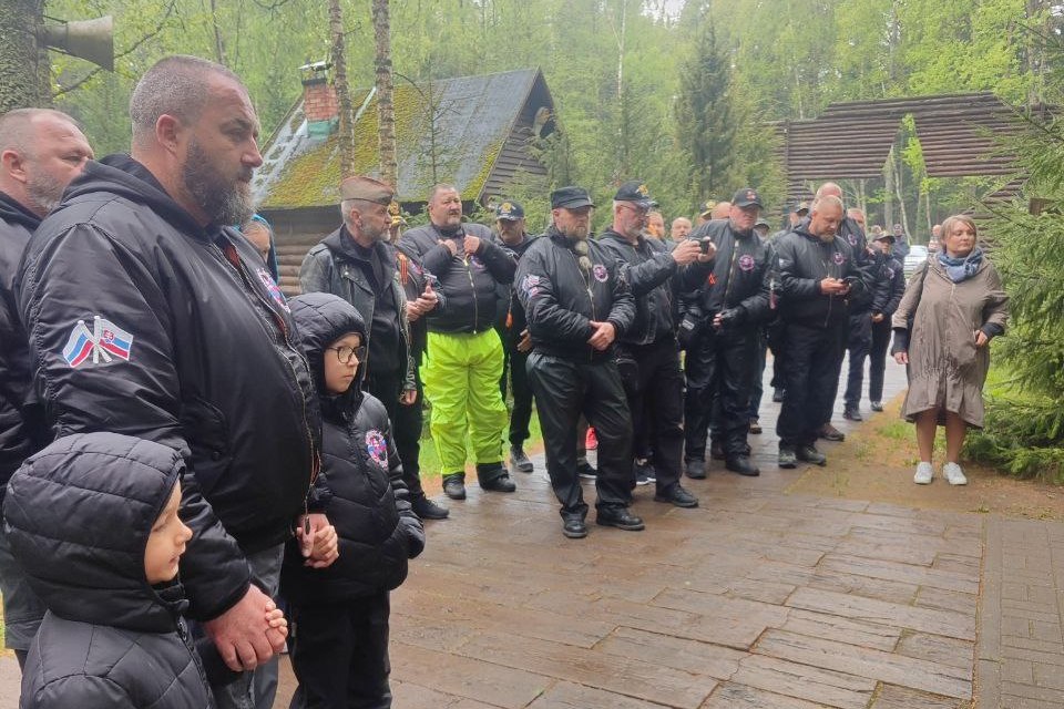 Видеофакт: жители стран ЕС семьями посетили партизанский лагерь в Станьково