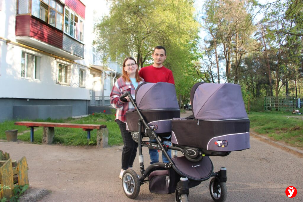 «Чудо в квадрате». Родители двойняшек из Борисова откровенно рассказали о радостях и сложностях