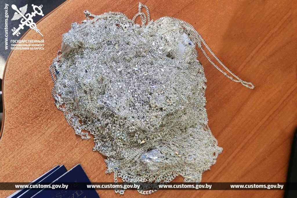 Цепочки на 90 тысяч рублей спрятали в обуви: брестские таможенники задержали нарушителей