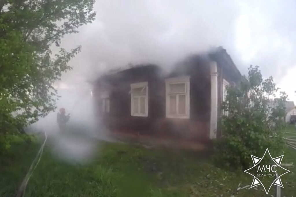На пожаре в Пинском районе работники МЧС спасли 8 человек, в том числе 5 детей