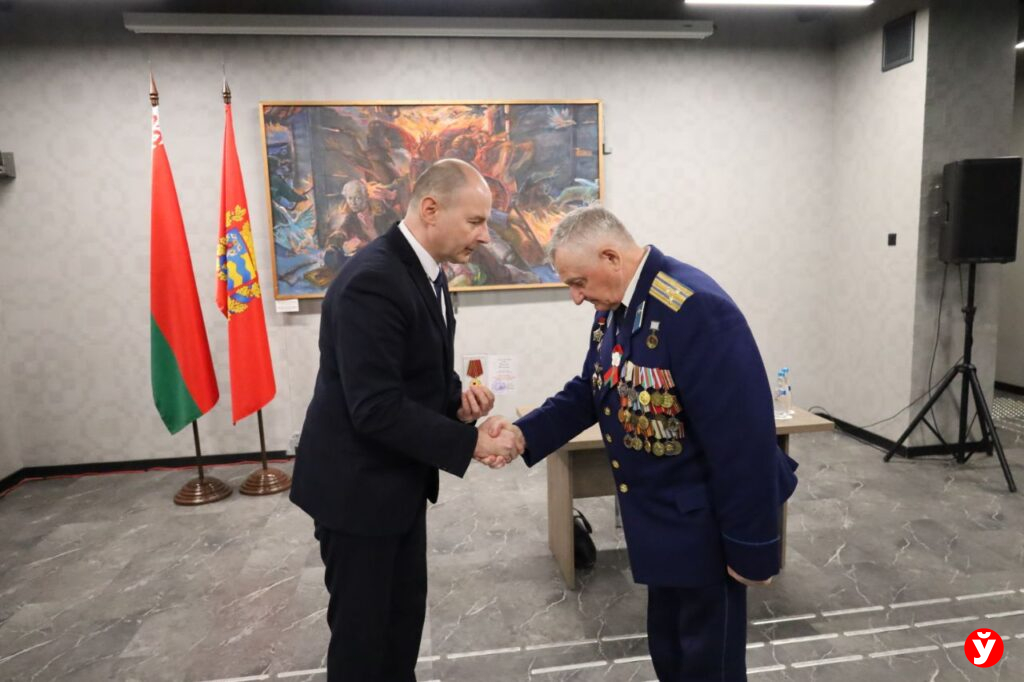 Губернатор Алексей Кушнаренко наградил юбилейными медалями актив ветеранских движений Минской области