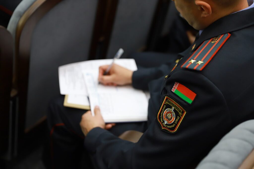Лукашенко утвердил эмблему и флаг внутренних войск МВД