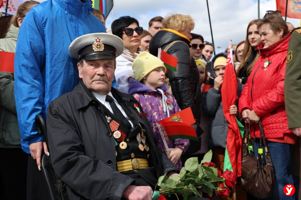 «Нам повезло с Батькой»: 97-летний ветеран Филипп Карлов тронул белорусов словами о Победе и Беларуси