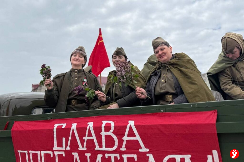Автомобиль с военными песнями и артистами проехал по Столбцам