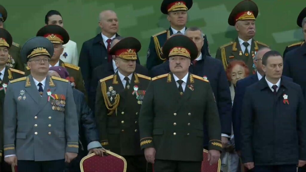 Лукашенко встретили на параде в Минске аплодисментами