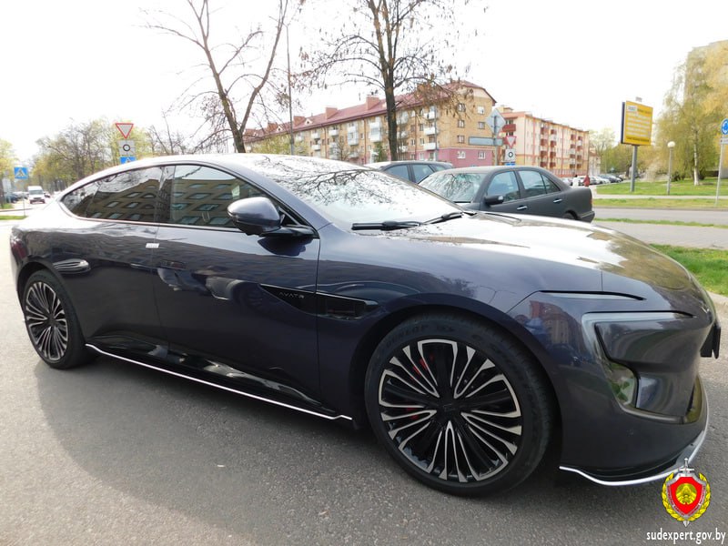 В Бресте подросток кинул камень в чужой огород, а попал в люксовый автомобиль