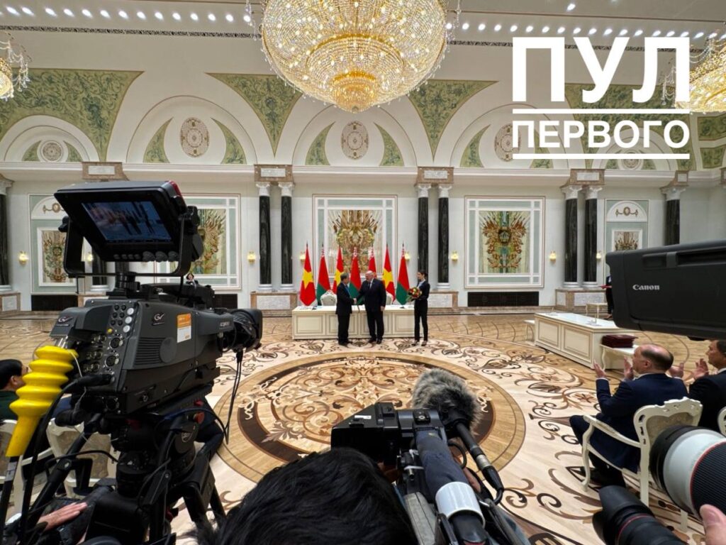 Лукашенко наградил Генсека Компартии Вьетнама То Лама орденом Дружбы народов