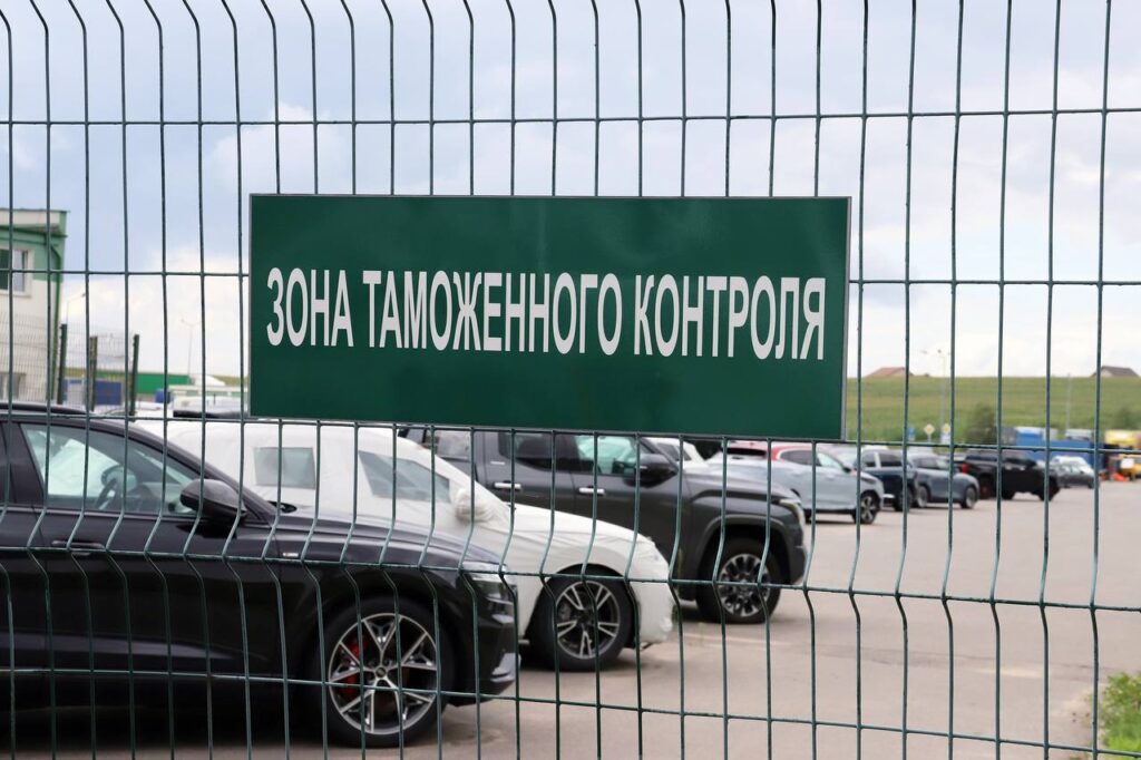 Кому и в каких случаях можно передать в управление временно ввезенные из-за границы авто — пояснили в ГТК