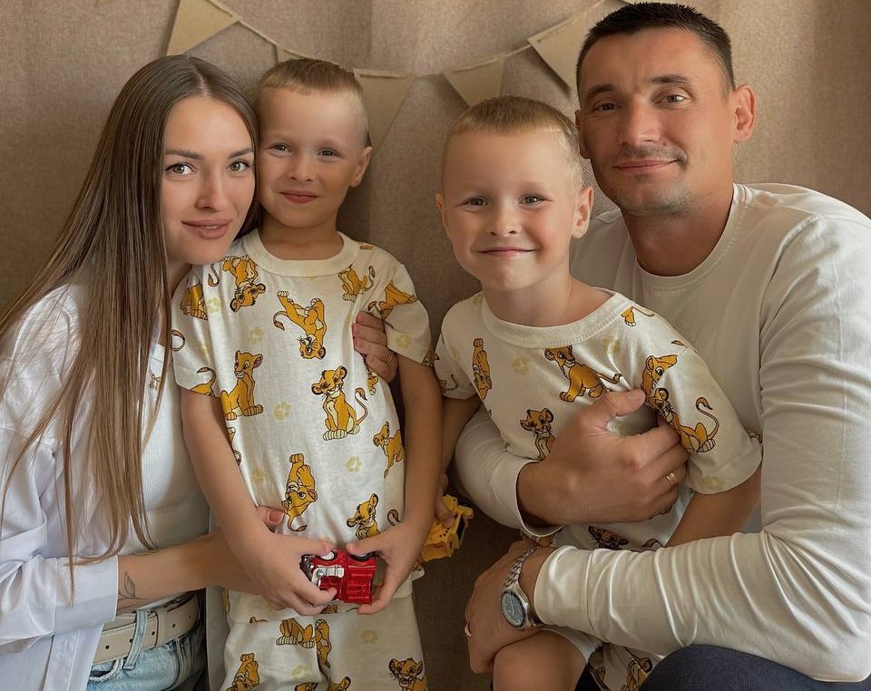 «Мы не всегда и сами отличаем своих мальчишек», — призналась мама близнецов из Крупок