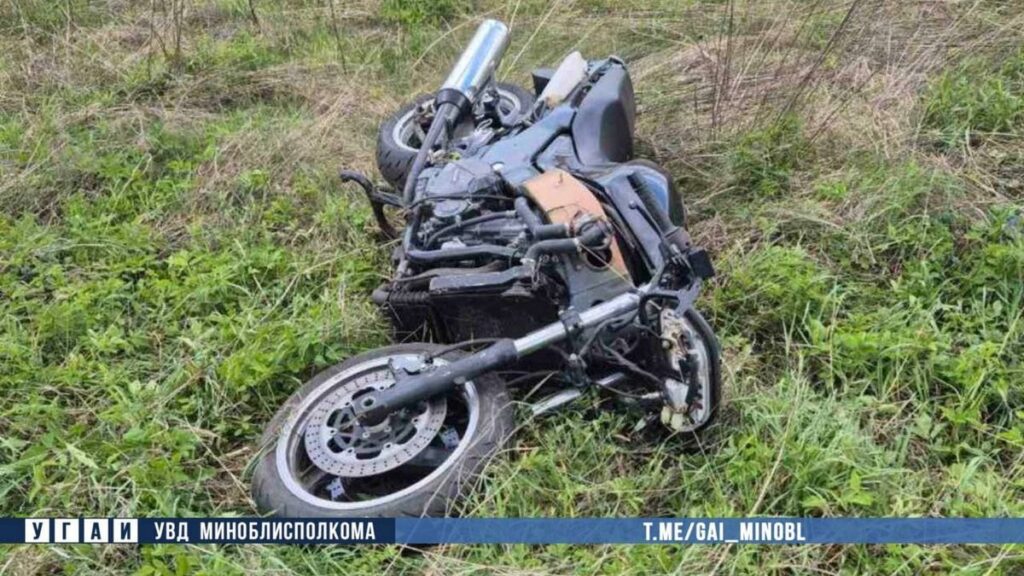 Мотоциклист перевернулся в Минском районе: пострадали два человека