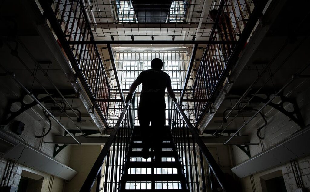Места в мужских тюрьмах Британии полностью закончатся в ноябре, заполненность достигла 99%